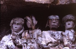 Funerary cliff effigies at the village of Suaya